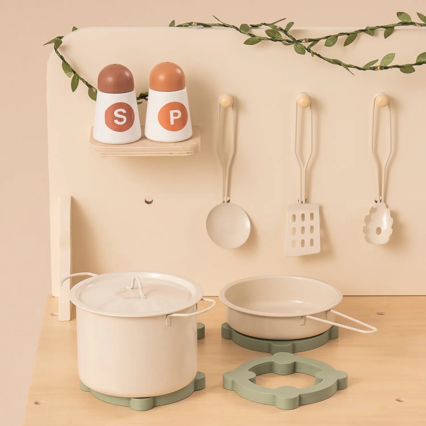Barnkök i trä – Rustic Leaf med ljusslinga + tillbehör ingår (3+)
