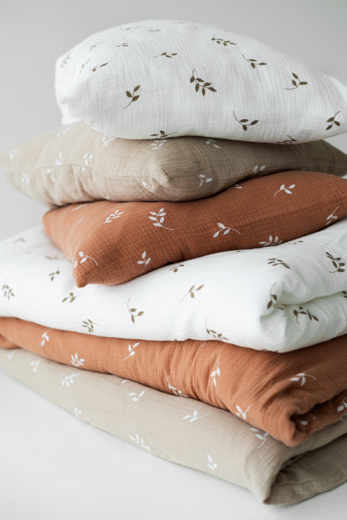 Ekologiskt Baby Påslakanset i Muslin – Caramel Leaves | TISU – 100% Bomull