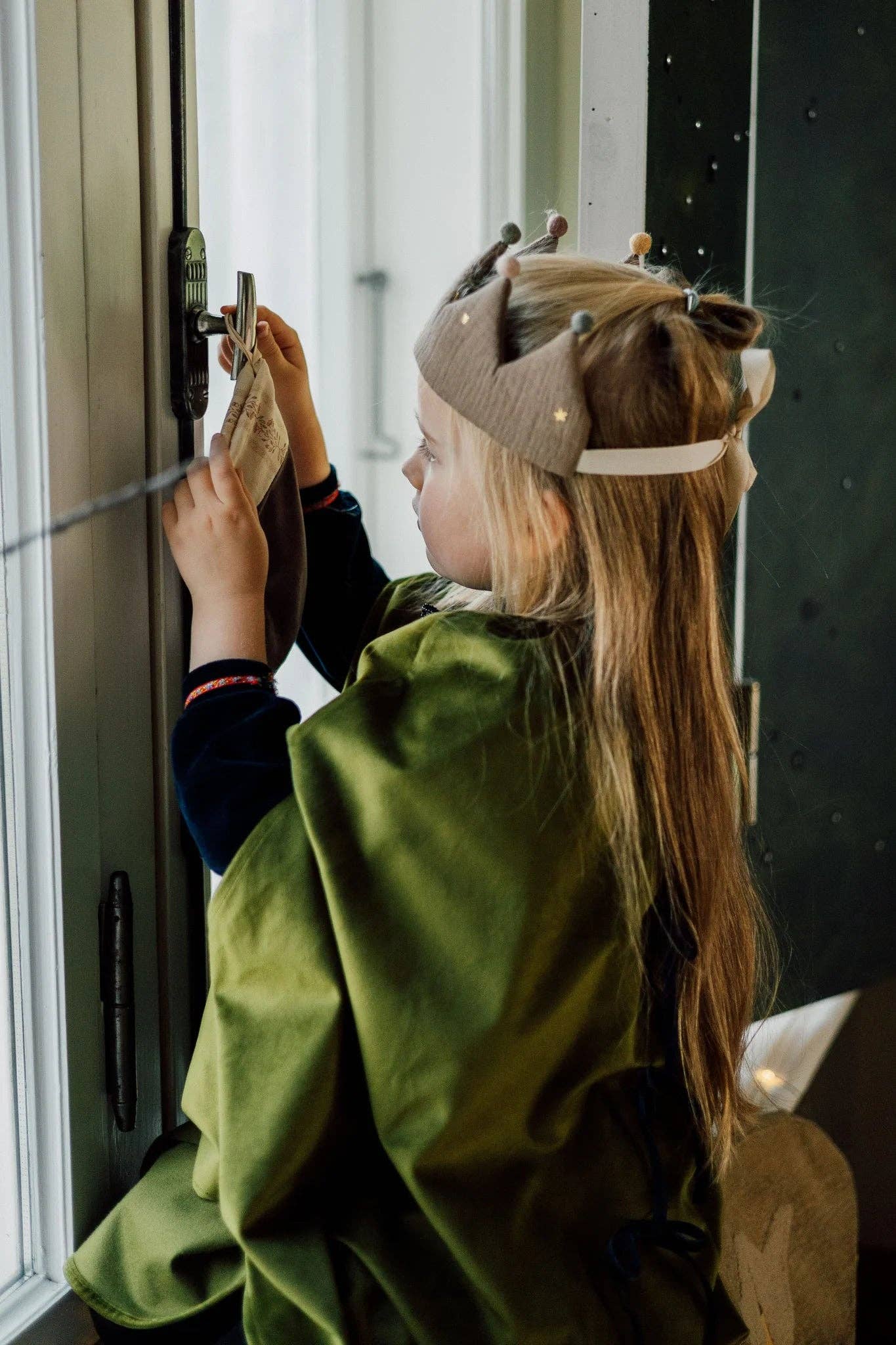 Födelsedagskrona för Baby – Taupe Muslinkrona med Guldstjärnor – TISU