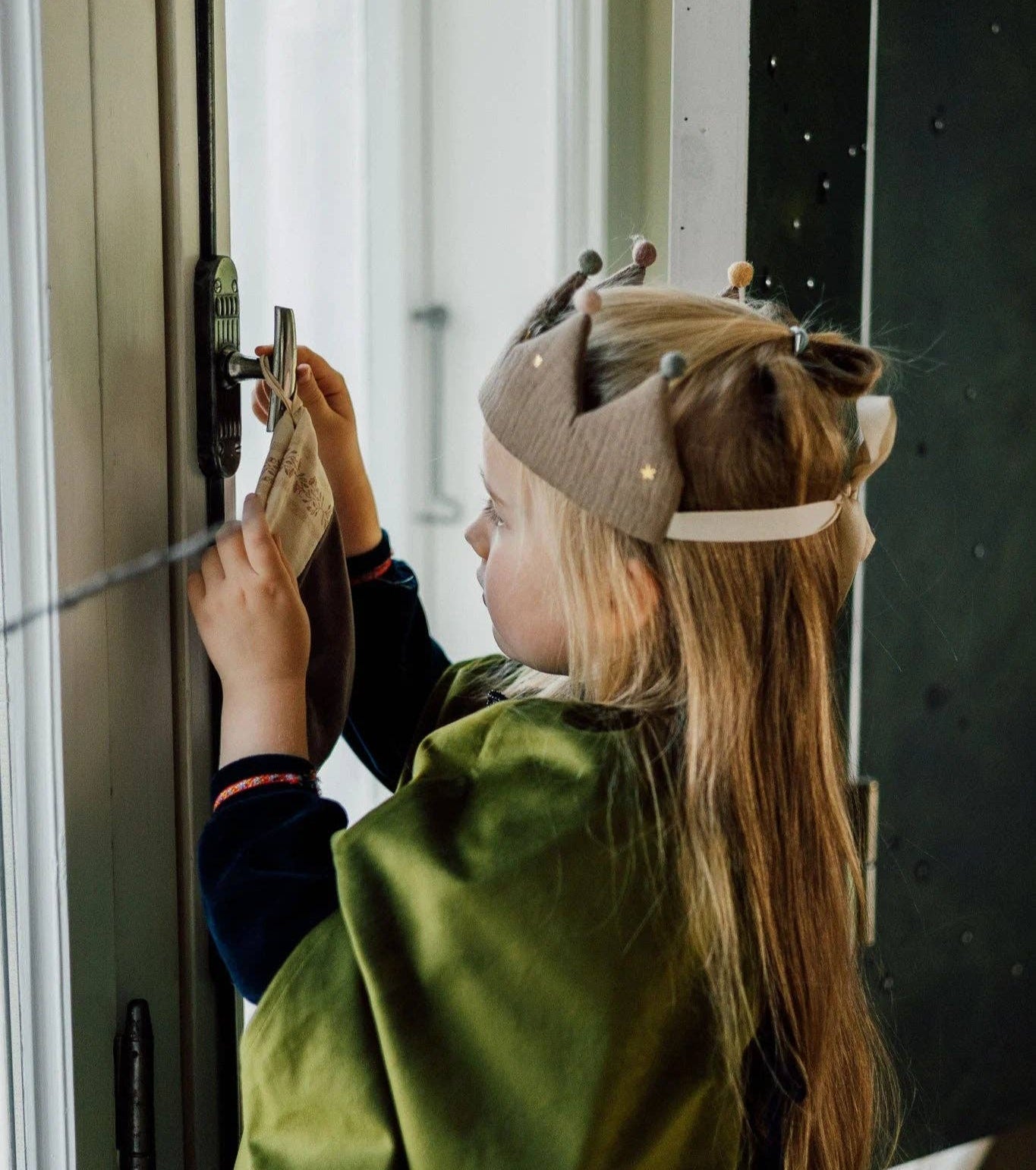 Födelsedagskrona för Baby – Taupe Muslinkrona med Guldstjärnor – TISU