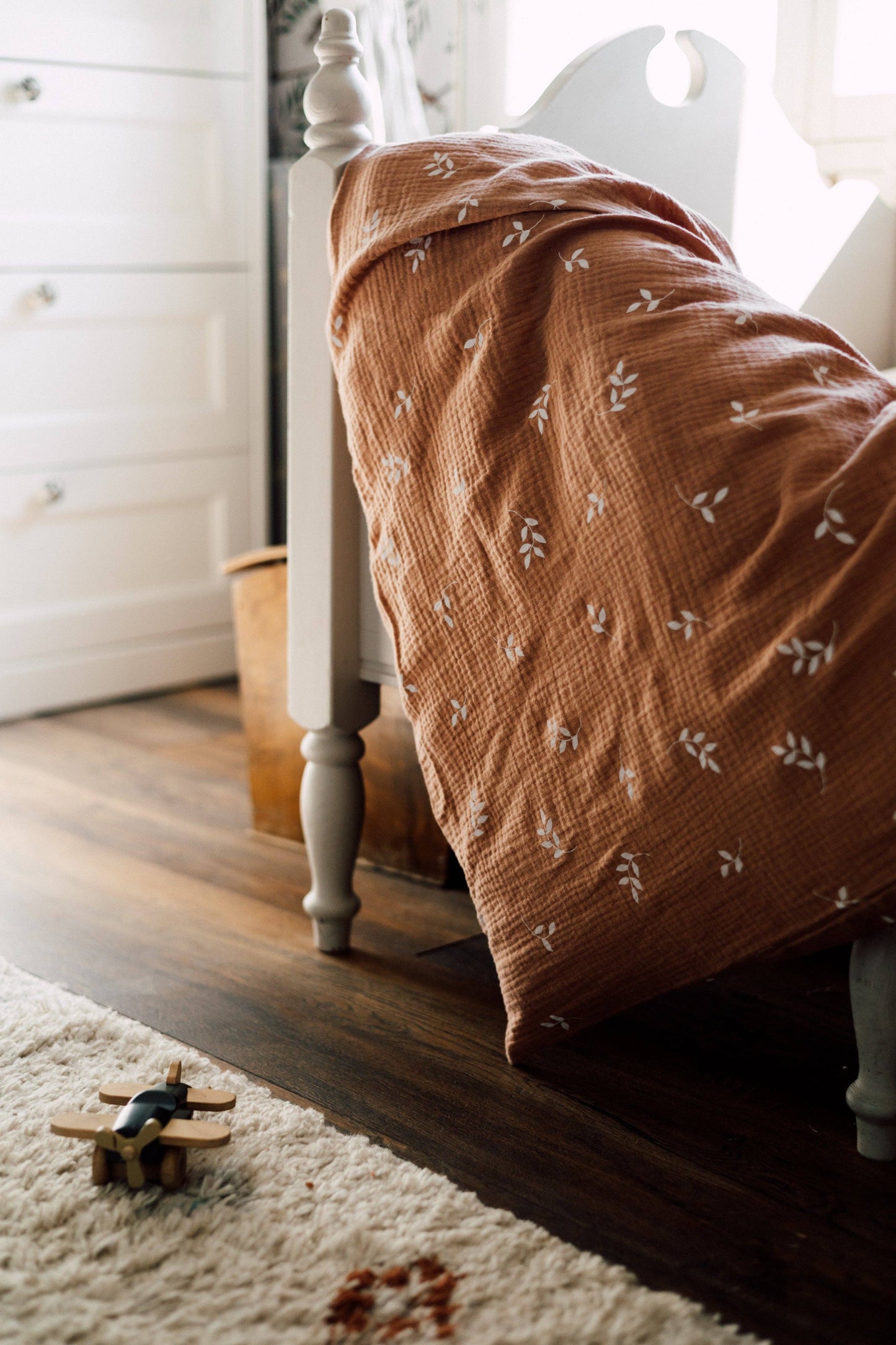 Ekologiskt Baby Påslakanset i Muslin – Caramel Leaves | TISU – 100% Bomull