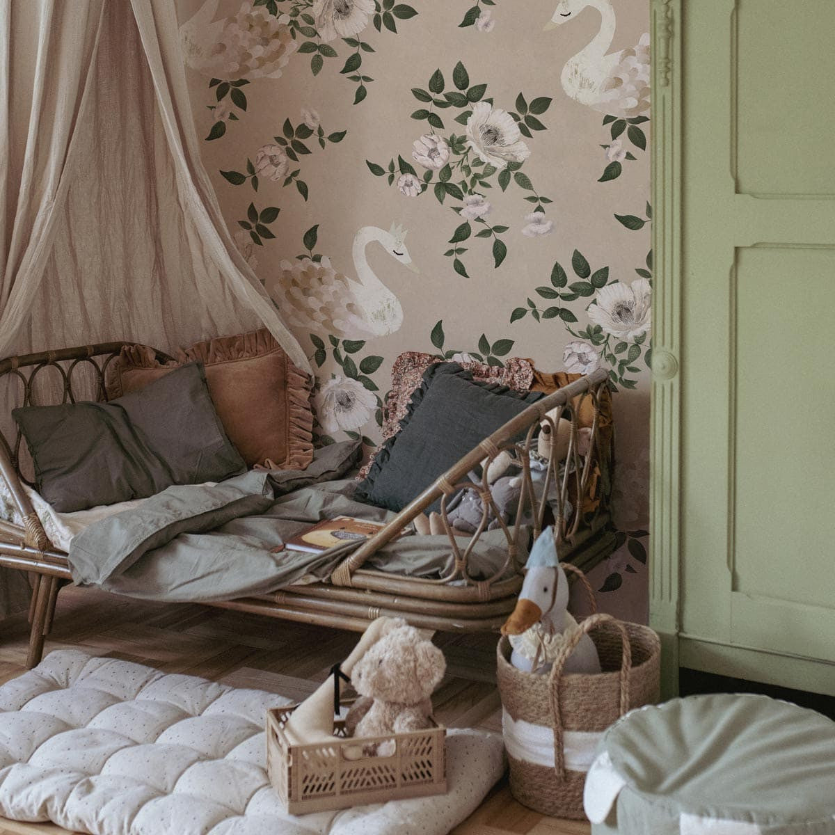 Barnrum Tapet – Swans Kingdom Beige | Stora Svansmotiv | Remsa 280×100 cm