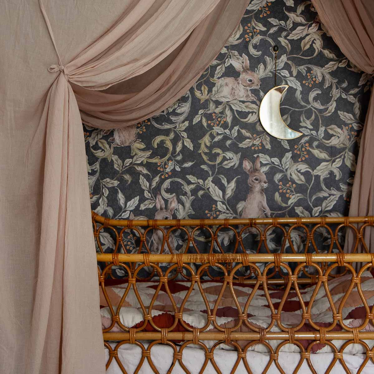 Tapet Barnrum - Rabbits Groove Dark | Kaniner på Mörk Botten | Remsa 280×100 cm (Non-woven)