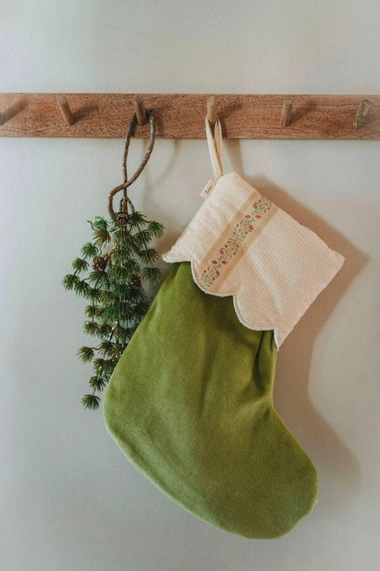 Julstrumpa Olive – Handgjord i Sammet & Japansk Bomull | Baby 23 cm med Upphängning
