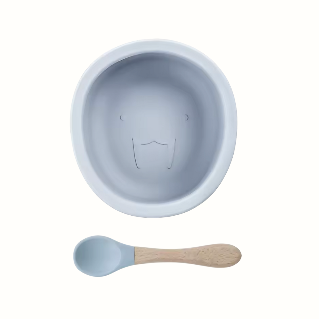 BARA BABY™ Första Måltidspresentset – “Isblå” | Silikonskål med Sugkopp & Sked (4m+) | Med Präglad Valross & Nordisk Design