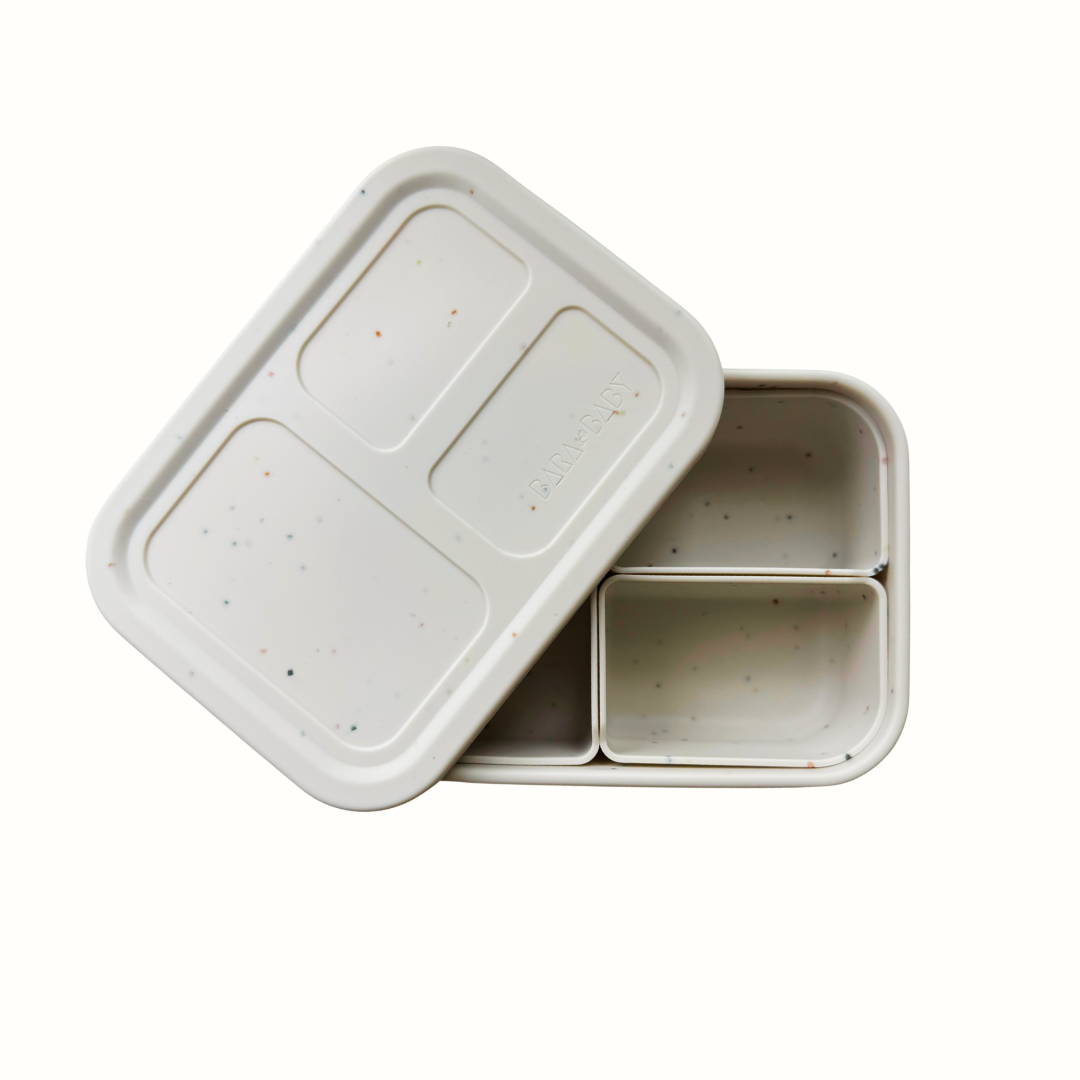 BARA BABY™ BentoBox “Snöflinga” – Isvit Silikonmatslåda med Avtagbara Fack | Tuggvänlig, Okrossbar & Växande Matlösning för Barn