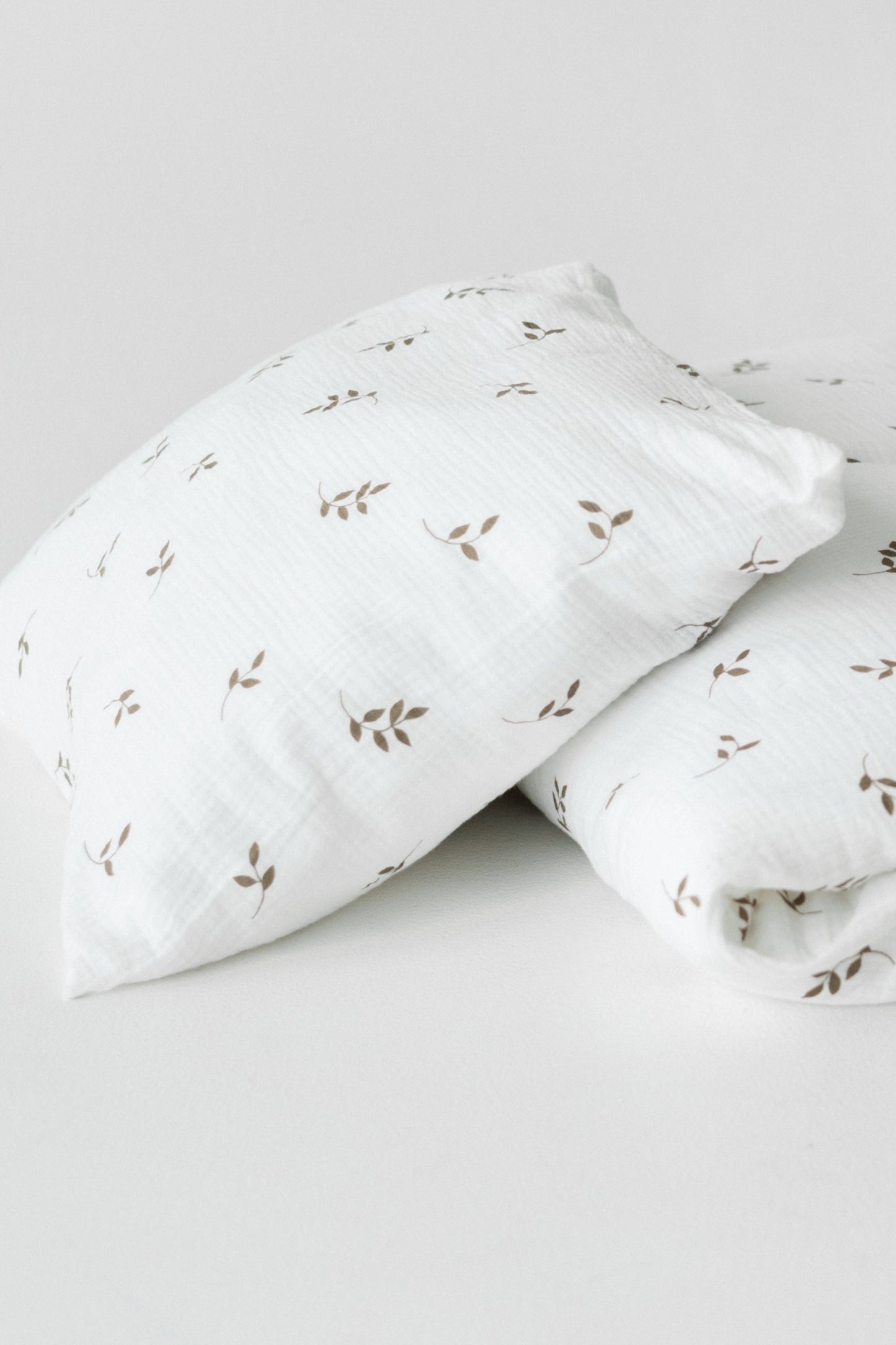 Ekologiskt Baby Påslakanset i Muslin – Cream Leaves | TISU – 100% Bomull