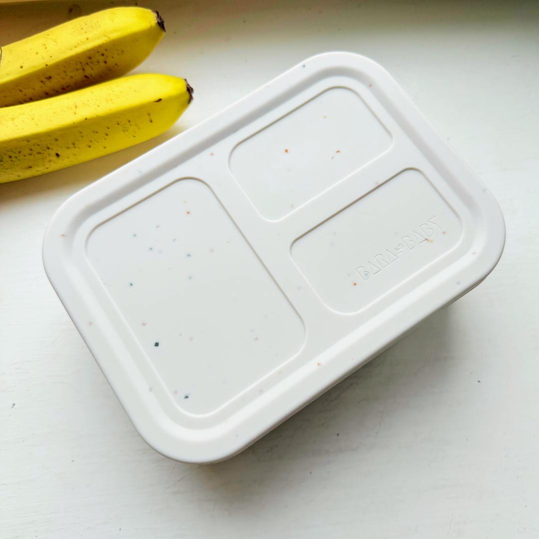 BARA BABY™ BentoBox “Snöflinga” – Isvit Silikonmatslåda med Avtagbara Fack | Tuggvänlig, Okrossbar & Växande Matlösning för Barn