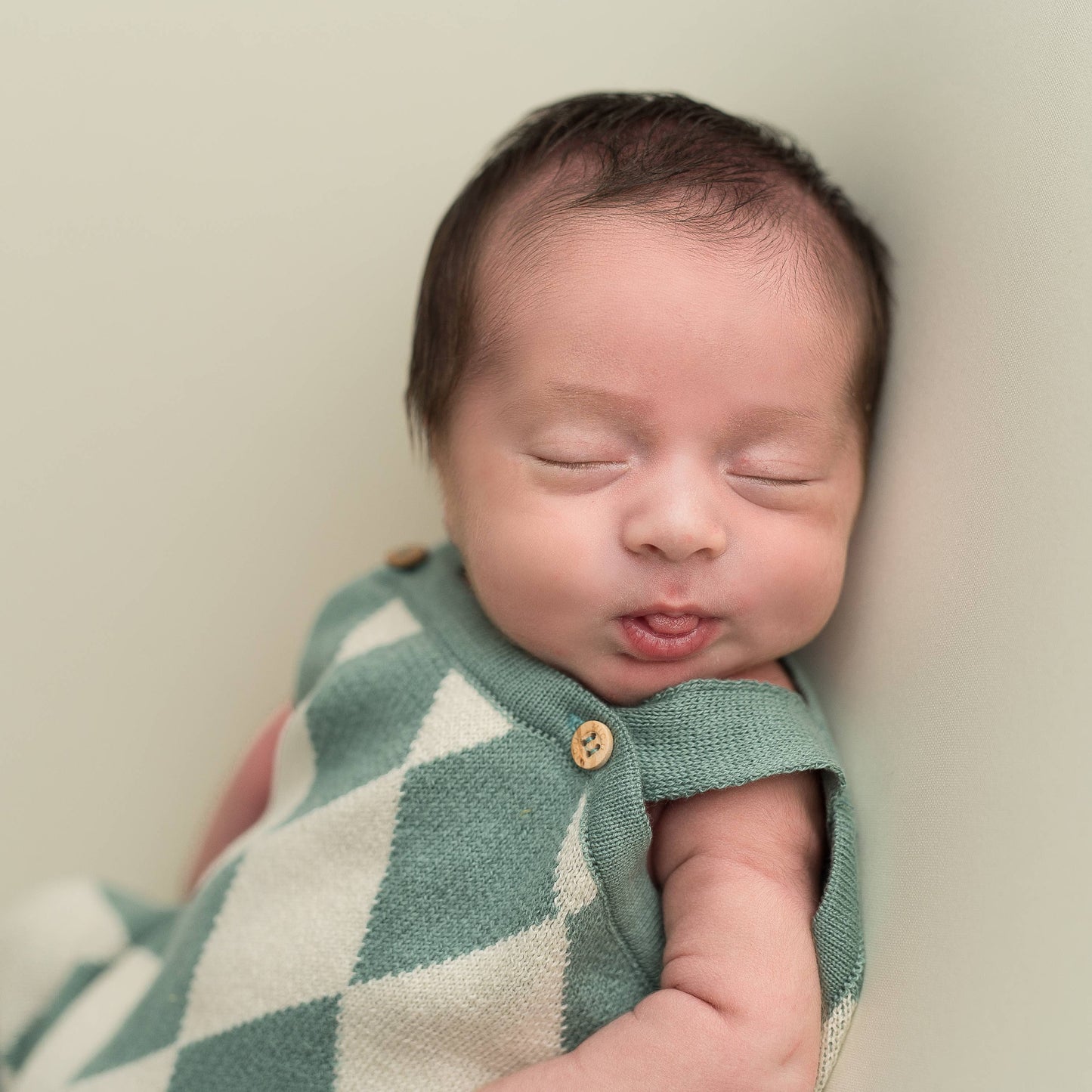 Ekologisk babyromper – micu micu “Diamond” jeans/ecru | Knappad i olivträ, tillverkad i Barcelona