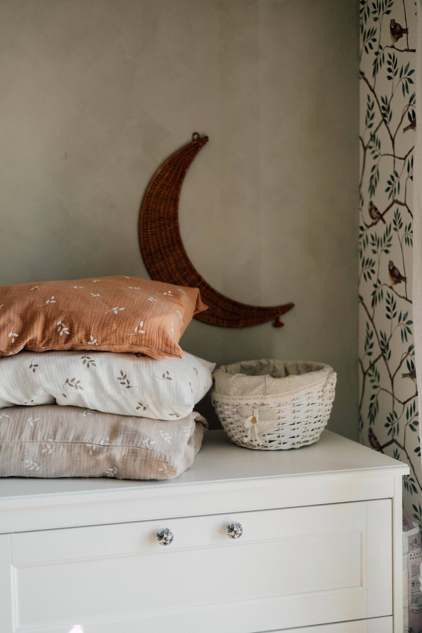 Ekologiskt Baby Påslakanset i Muslin – Caramel Leaves | TISU – 100% Bomull