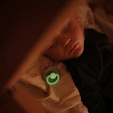 FRIGG Night Napp – Cream | Naturgummi & Självlysande | Kampanj med TISU-napphållare
