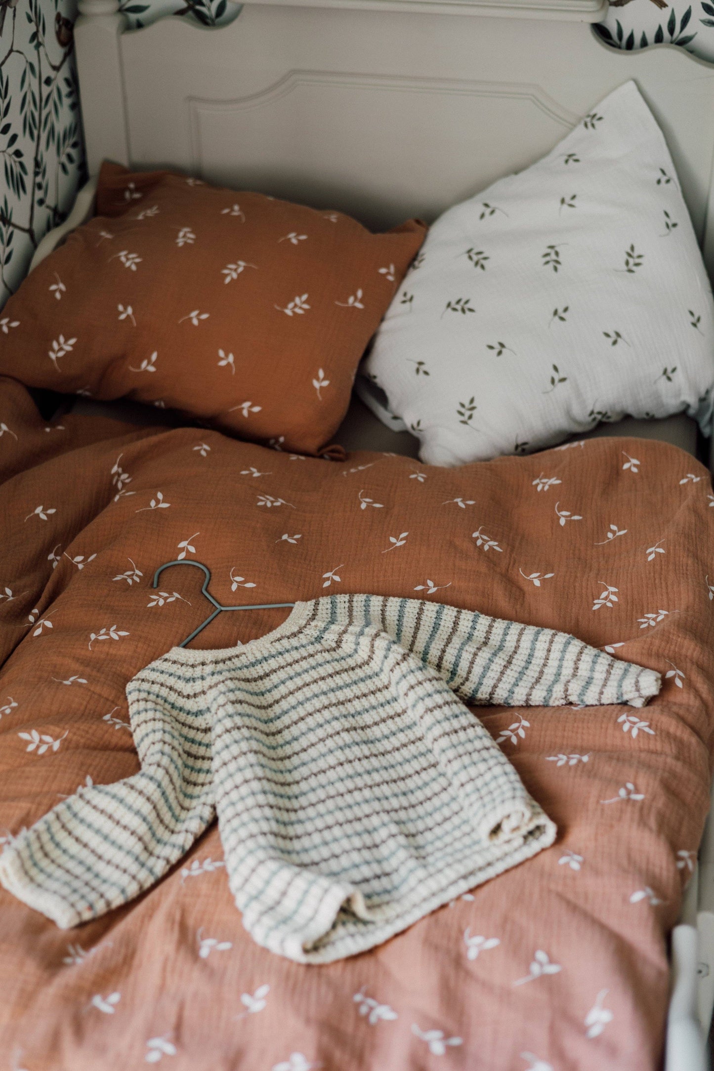 Ekologiskt Baby Påslakanset i Muslin – Caramel Leaves | TISU – 100% Bomull