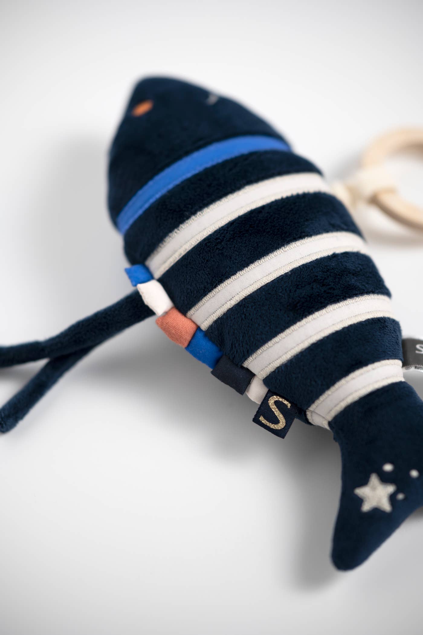 Musikalisk mjukisfisk i sammet – Baby Sailor (mini) | speldosa med upphängning