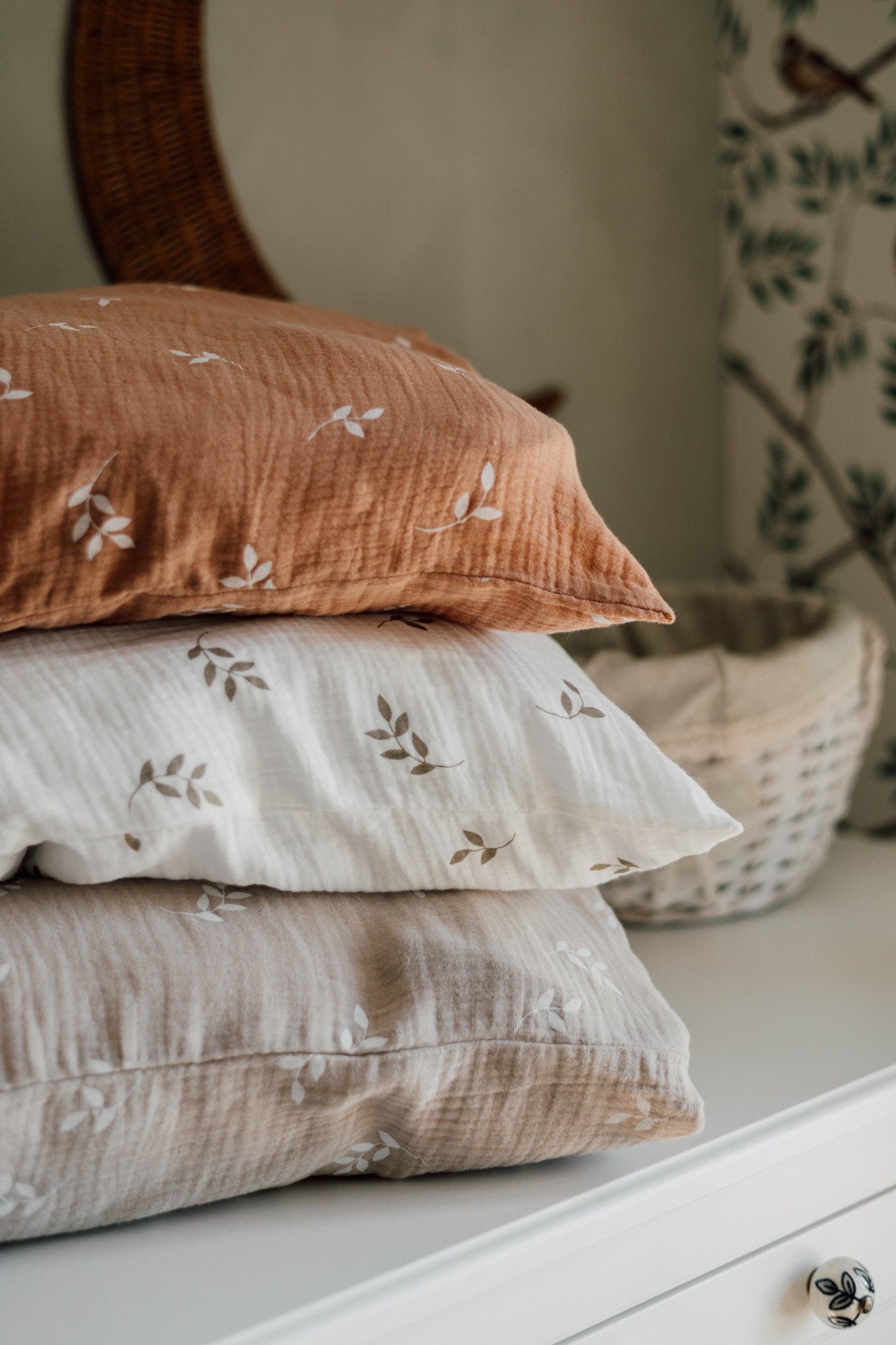 Ekologiskt Baby Påslakanset i Muslin – Cream Leaves | TISU – 100% Bomull
