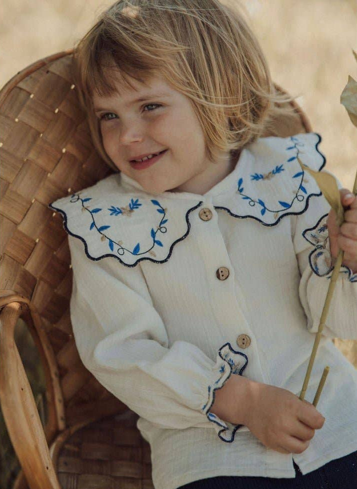 Blå blus i ekologisk bomull med broderad krage – från Lil’ Paradise Copenhagen