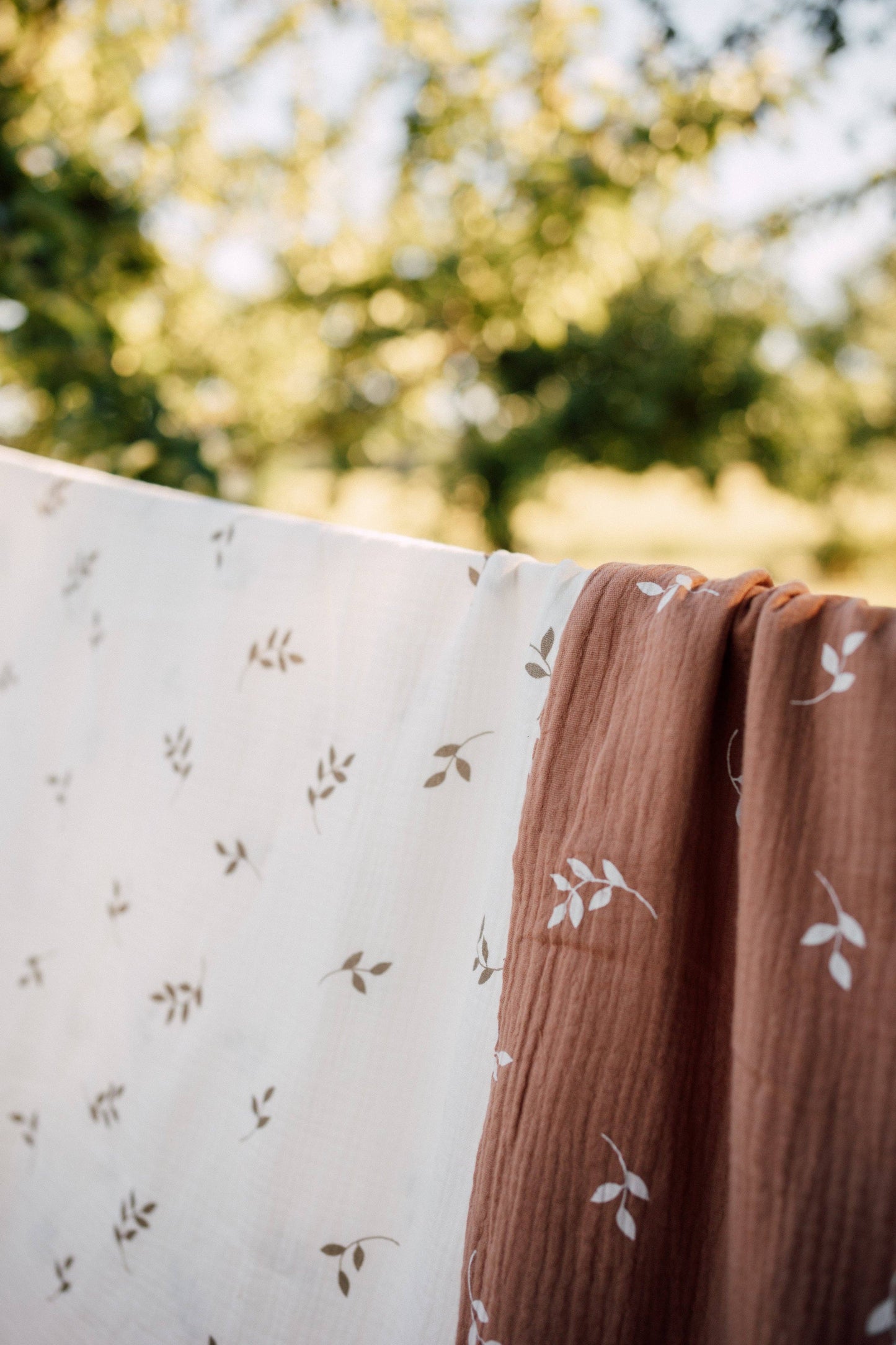 Ekologiskt Baby Påslakanset i Muslin – Caramel Leaves | TISU – 100% Bomull