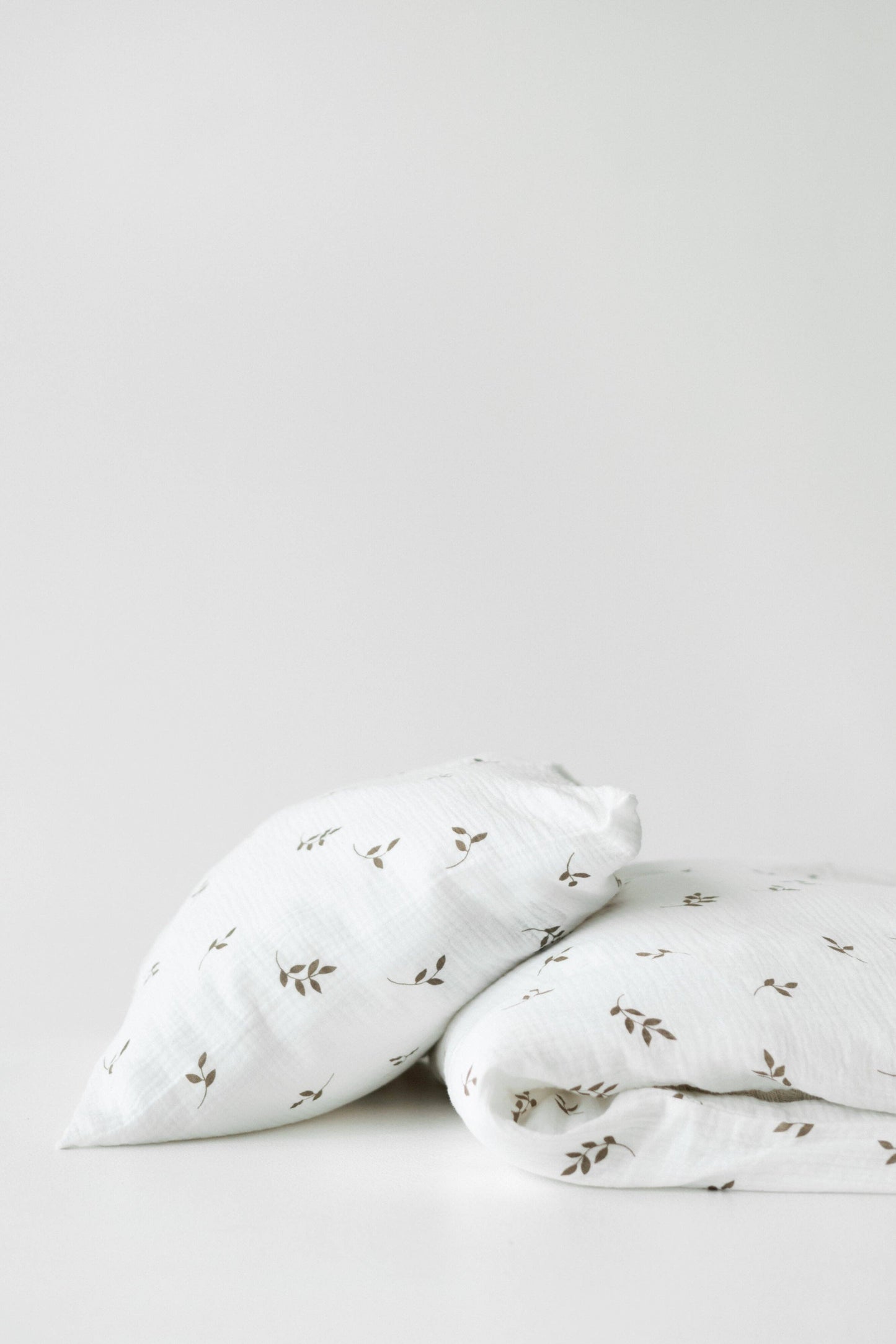 Ekologiskt Baby Påslakanset i Muslin – Cream Leaves | TISU – 100% Bomull