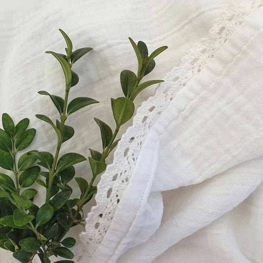 Ekologisk babyfilt i krinklad muslin med spets – Vit, från Summerville Organic