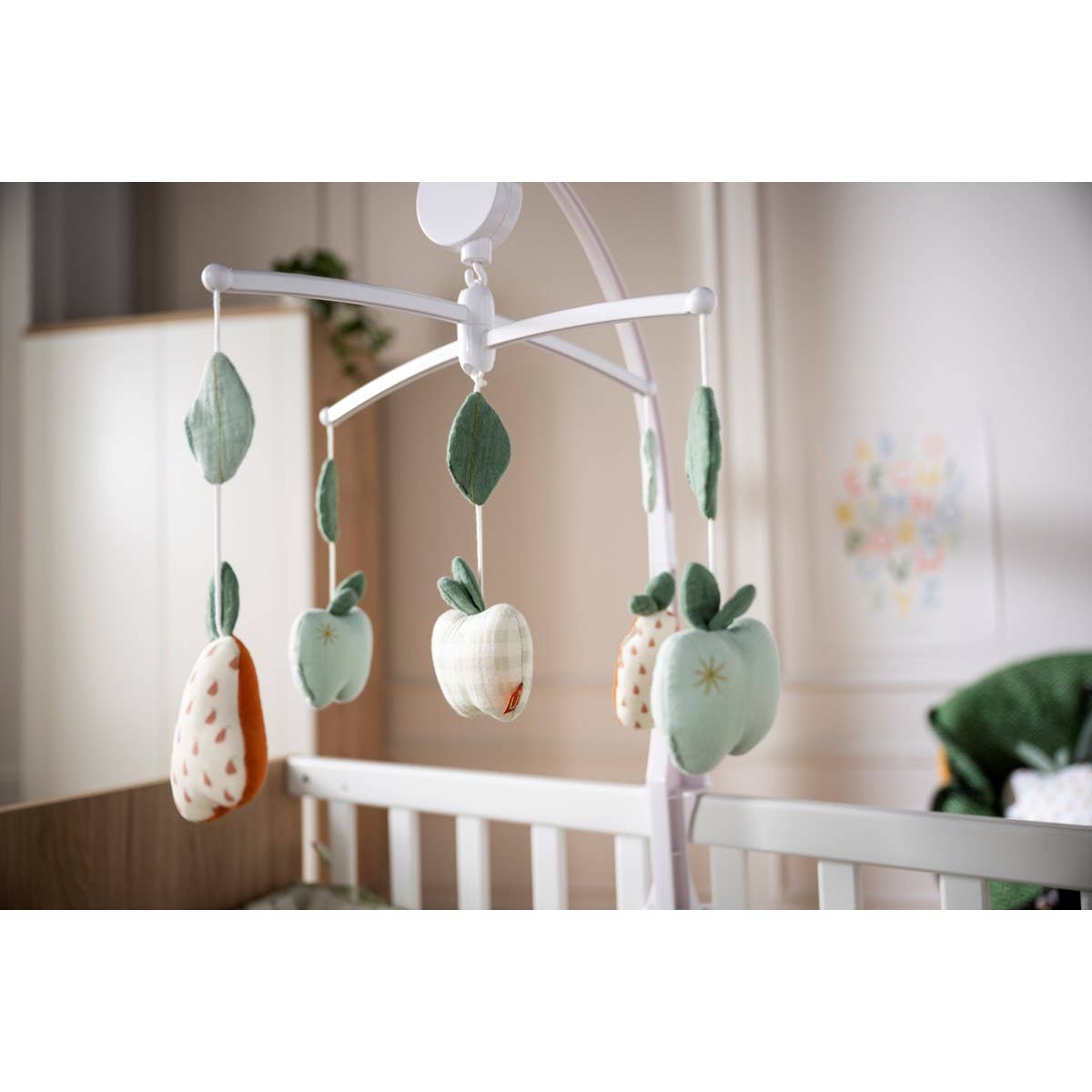 Musikmobil – Botanica | Spjälsängsmobil med Frukter & Musik | EN71 | 36×55×26 cm