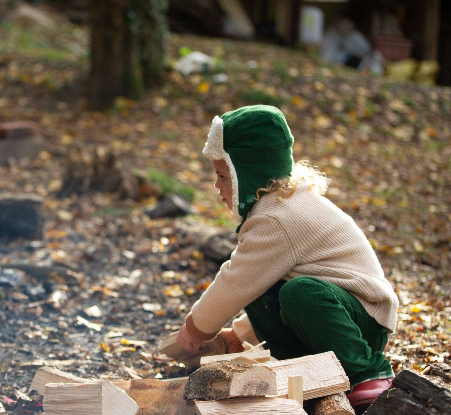 Vintermössa barn – Vintage Green, ekologisk sherpa & knäppbar hakrem | Little Green Radicals
