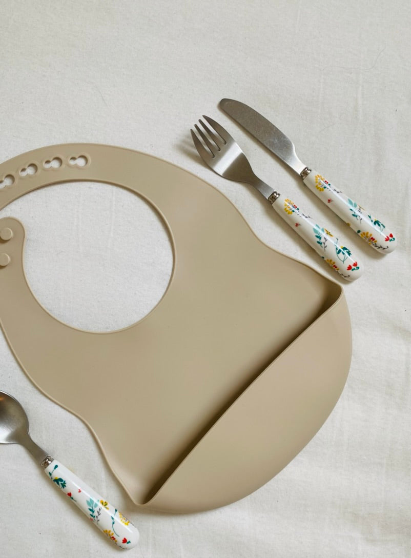 Baby Silikonbib i Livsmedelsgodkänt Material i Olika Mönster och Vackra Design