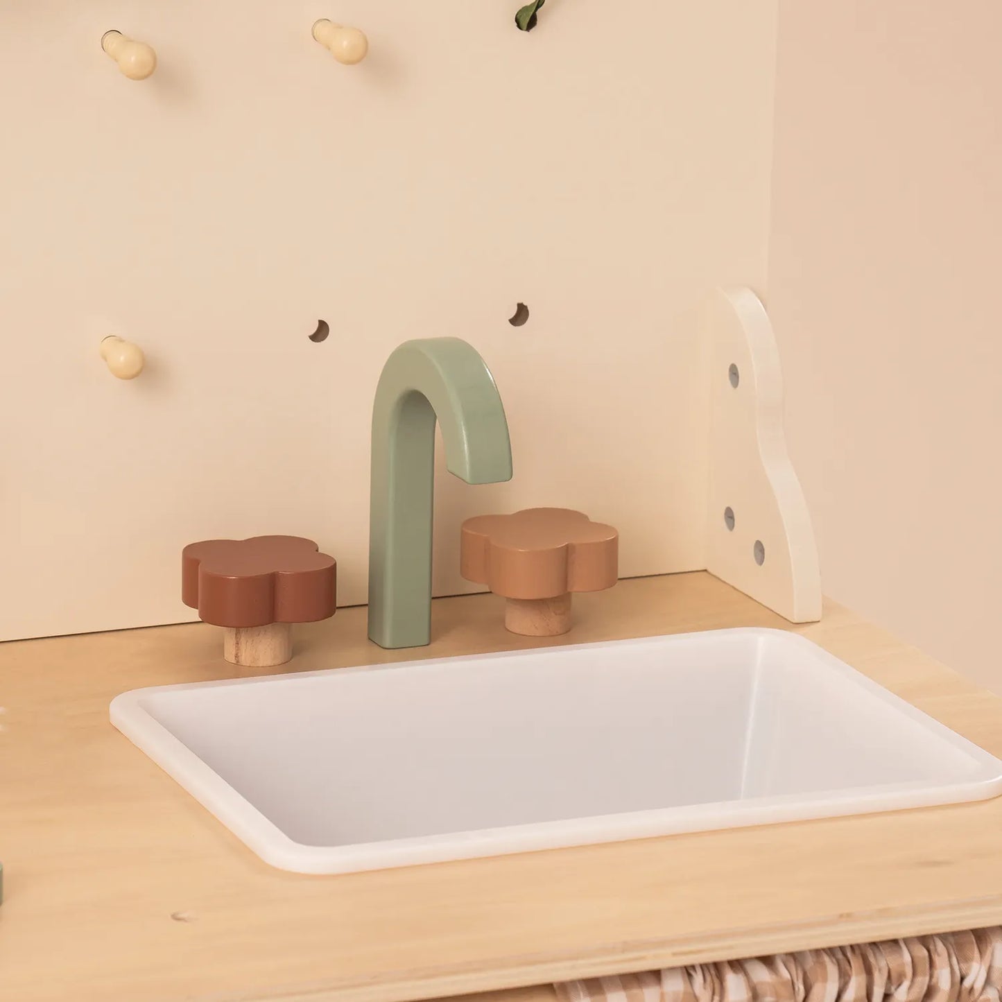 Barnkök i trä – Rustic Leaf med ljusslinga + tillbehör ingår (3+)