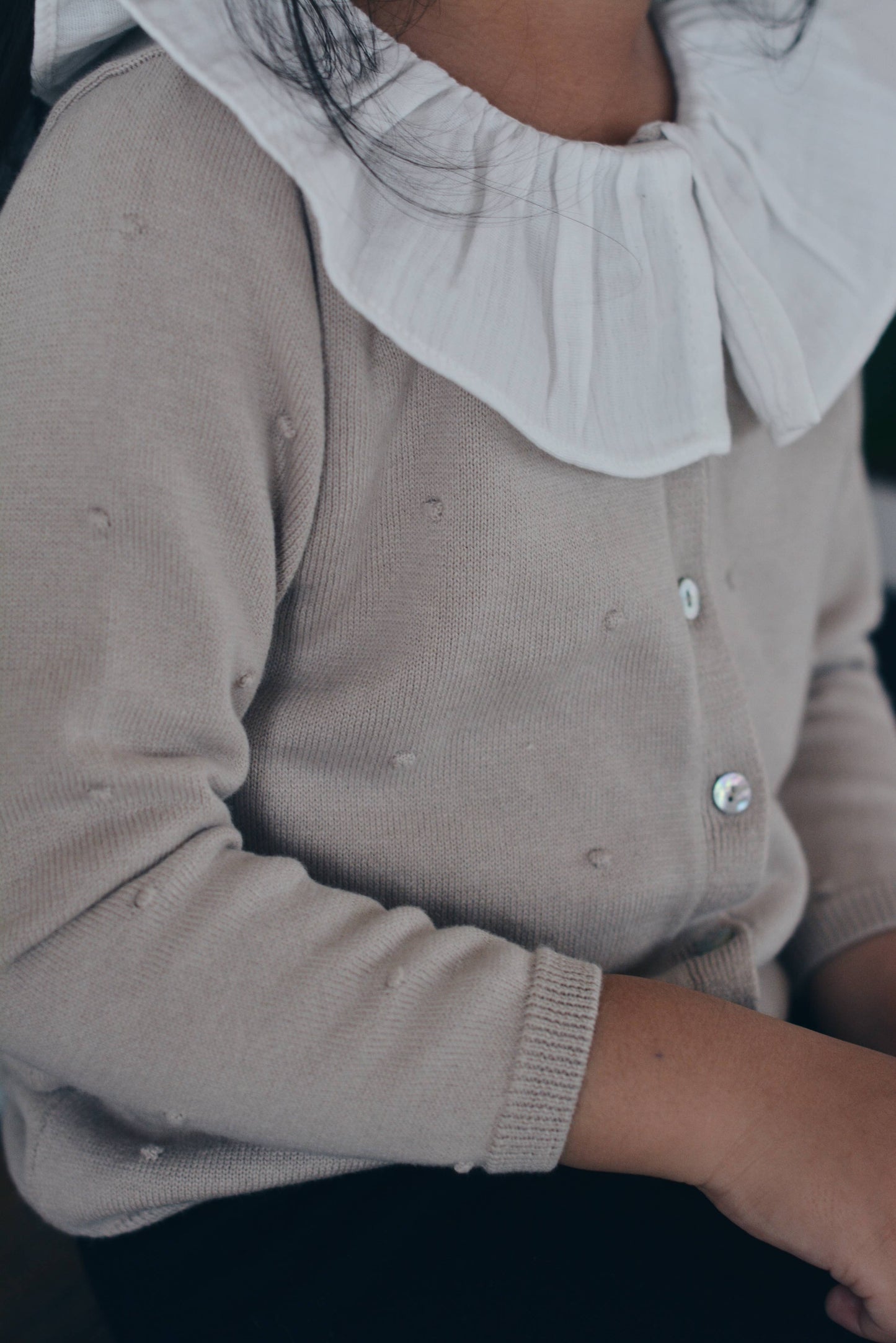 Stickad kofta för baby & flicka – OEKO-TEX bomull med volangkrage