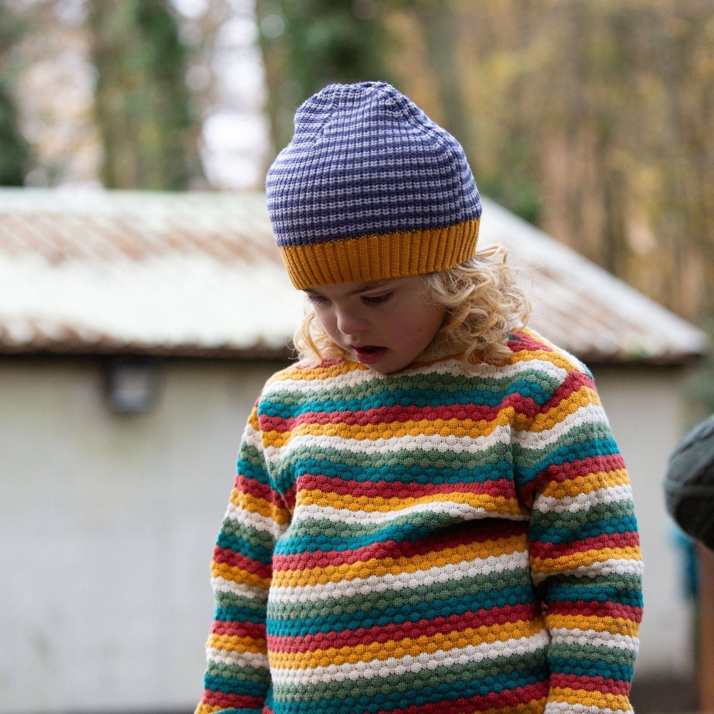Stickad tröja barn – Honeycomb Rainbow (ekologisk bomull) | Little Green Radicals