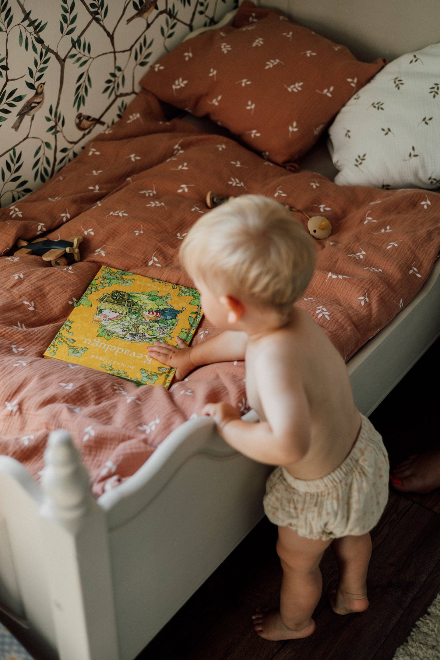 Ekologiskt Baby Påslakanset i Muslin – Caramel Leaves | TISU – 100% Bomull
