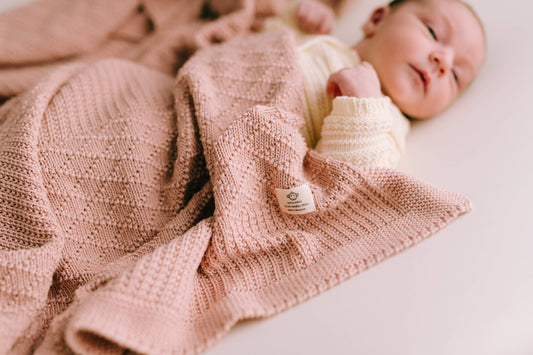 Rosa babyfilt i ekologisk bomull – Diamond Stickning från Micu Micu, tillverkad i Spanien