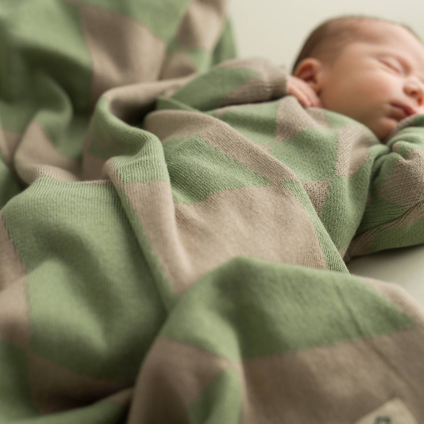 Babyfilt i ekologisk bomull – Diamond mint/beige, 80 × 100 cm