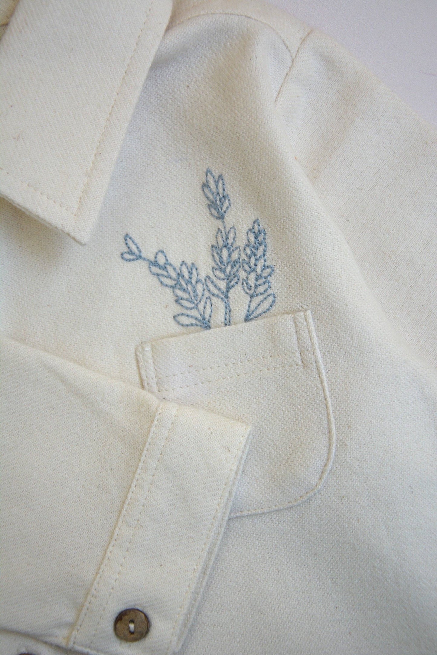 Broderad skjorta för baby & barn – OEKO-TEX-certifierad bomull, beige med blå detaljer