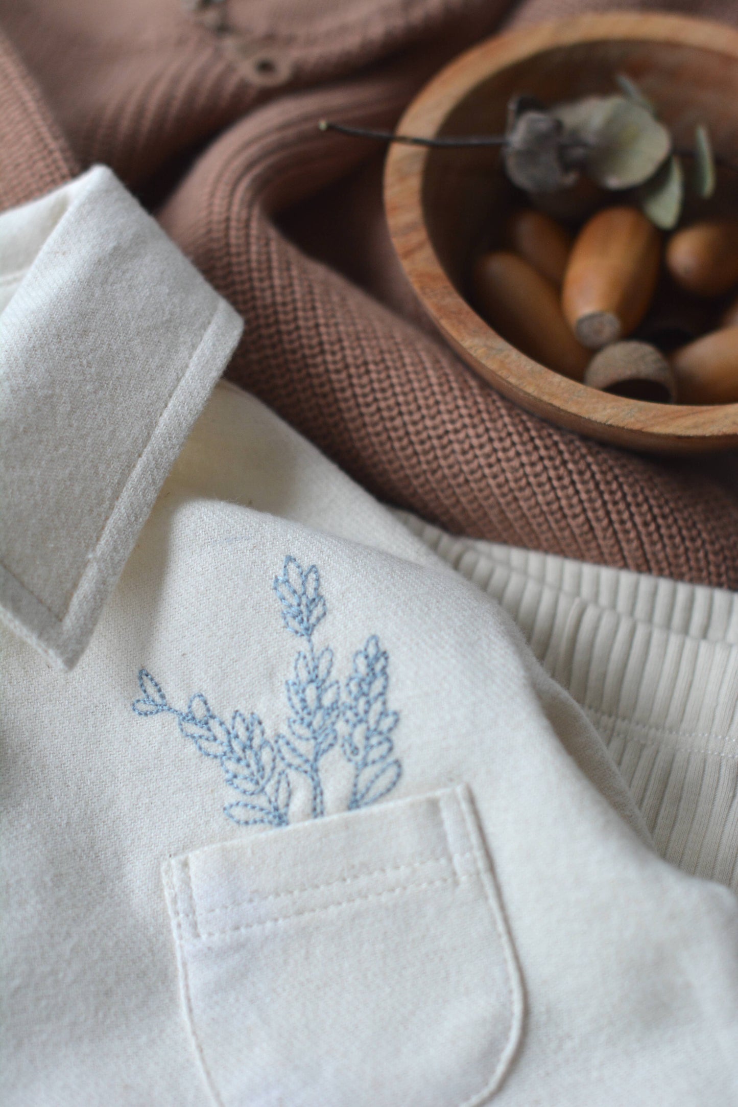 Broderad skjorta för baby & barn – OEKO-TEX-certifierad bomull, beige med blå detaljer