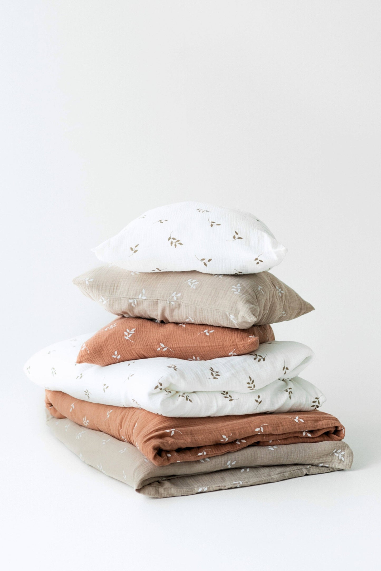 Ekologiskt Baby Påslakanset i Muslin – Cream Leaves | TISU – 100% Bomull