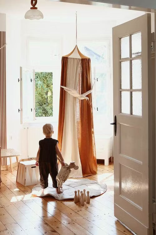 Sänghimmel barn – Karamell Cirkus i bomull & lin (Ø50 × H240 cm) | Moi Mili