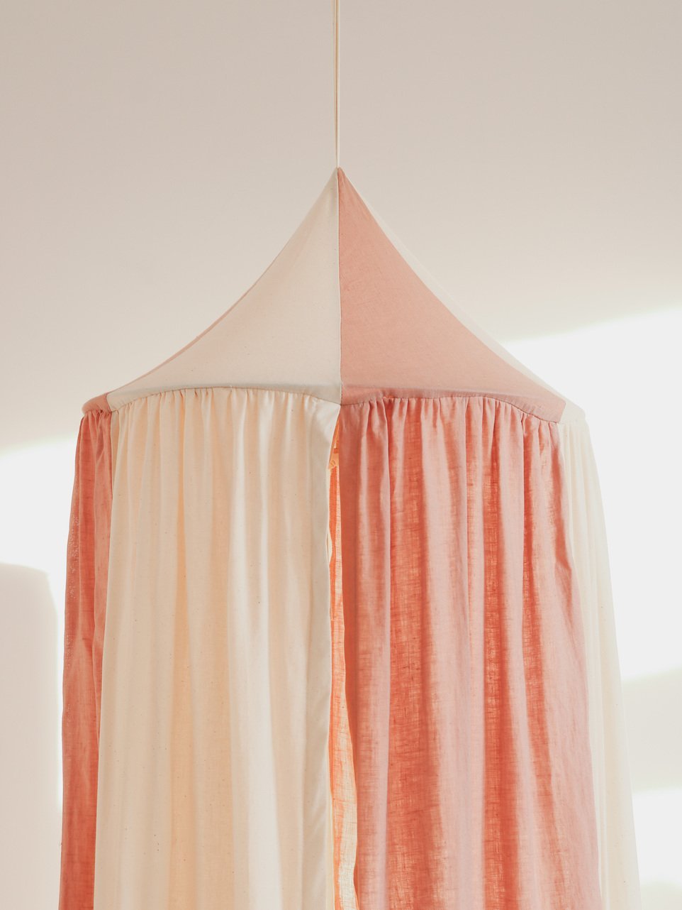 Sänghimmel barn – Puderrosa Cirkus i bomull & lin (Ø50 × H240 cm) | Moi Mili