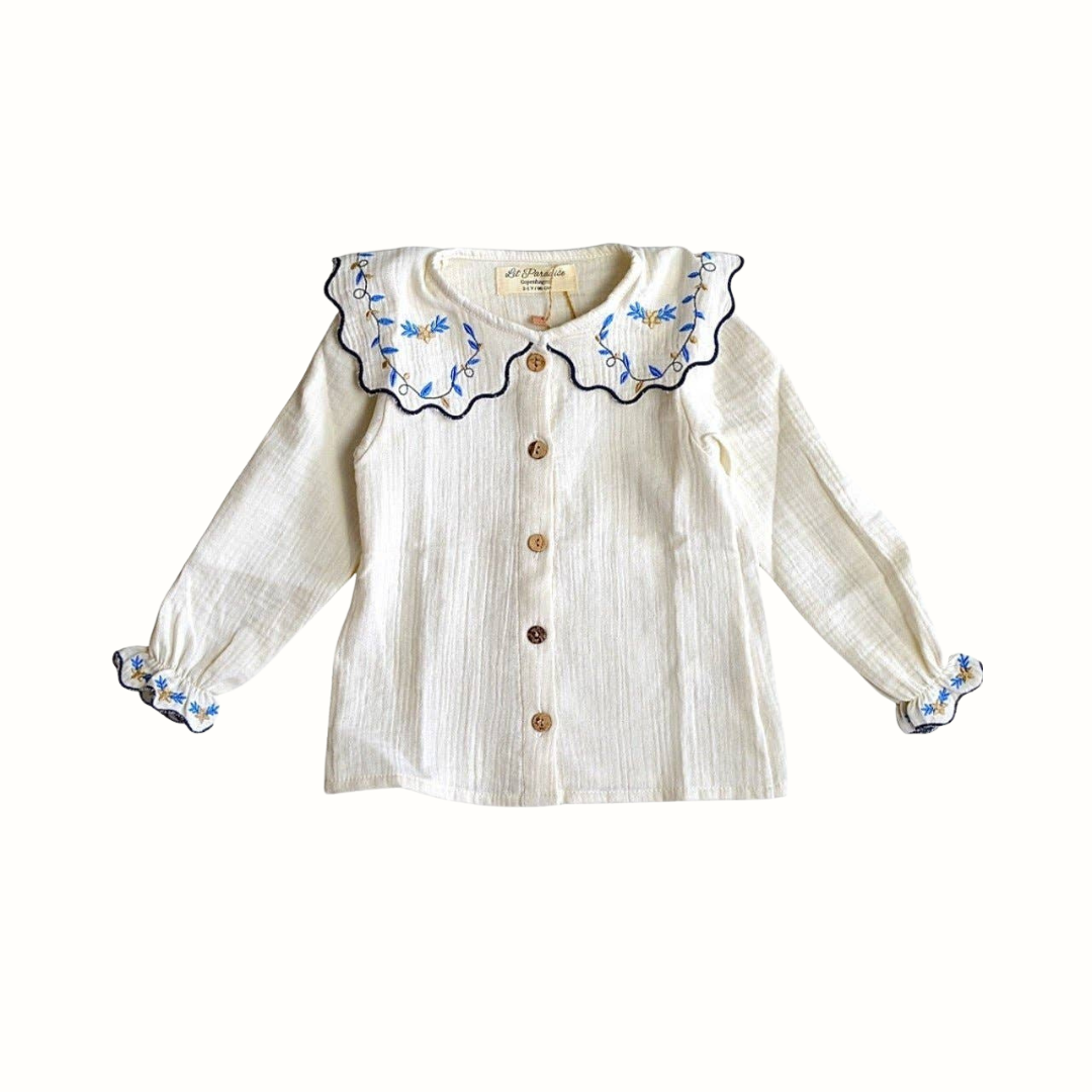 Blå blus i ekologisk bomull med broderad krage – från Lil’ Paradise Copenhagen