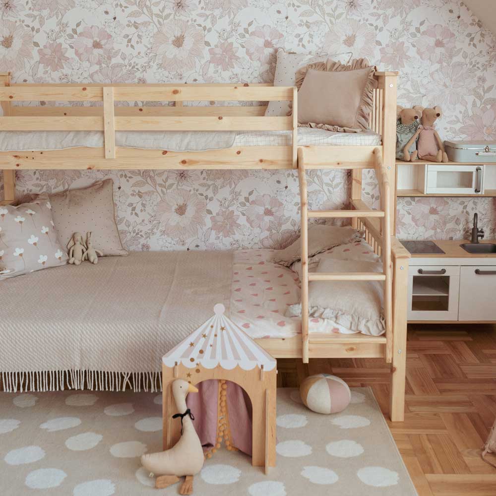 Tapet Barnrum - Hide and Seek Rabbits | Blommig med Kaniner | Remsa 280×100 cm (Non-woven)