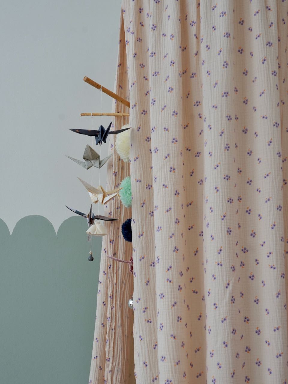 Sänghimmel barn – “Muslin Lila Förgätmigej” i bomullsmuslin (Ø50 × H240 cm) | Moi Mili