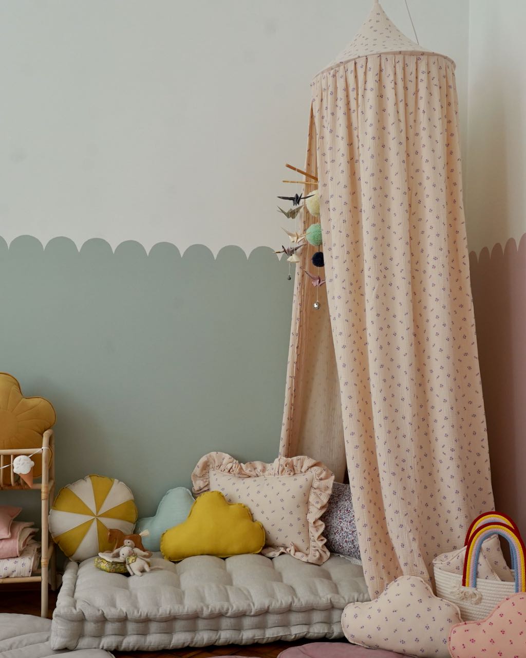 Sänghimmel barn – “Muslin Lila Förgätmigej” i bomullsmuslin (Ø50 × H240 cm) | Moi Mili