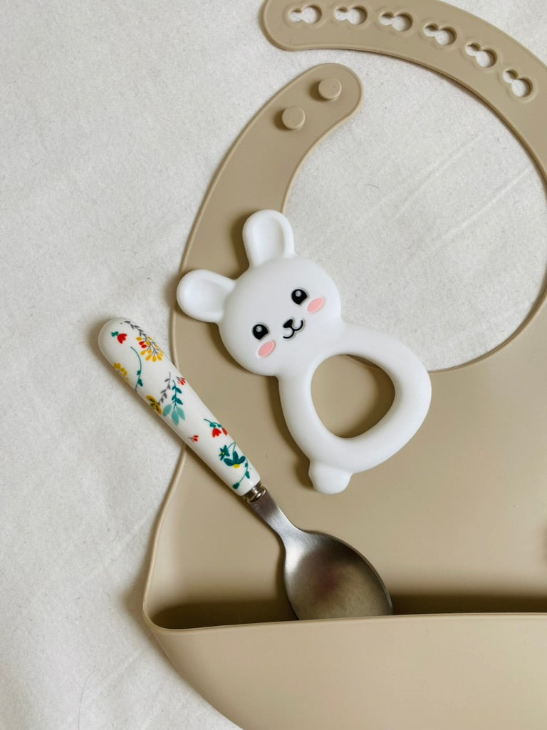 Baby Silikonbib i Livsmedelsgodkänt Material i Olika Mönster och Vackra Design