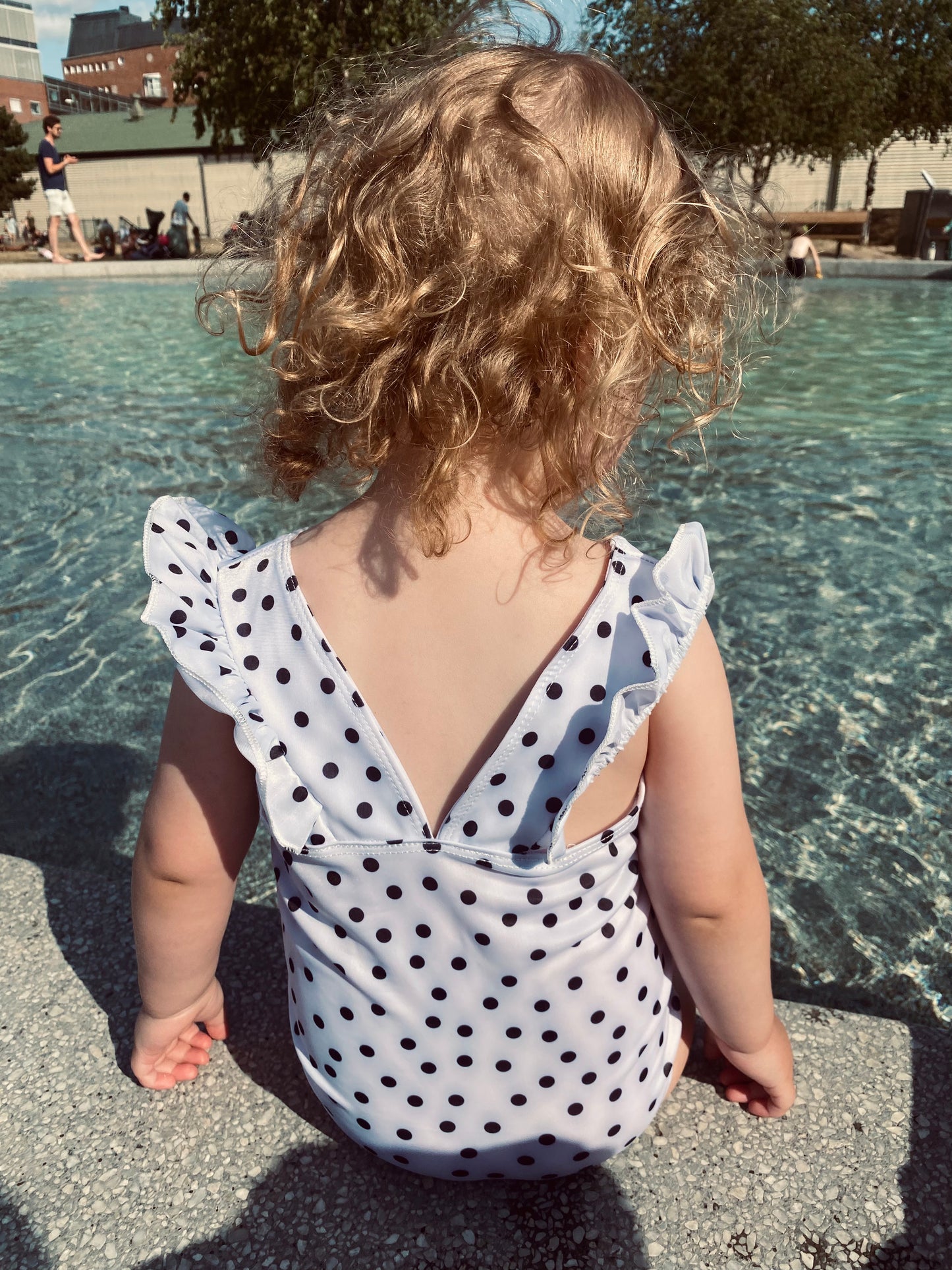 Babybadkläder för flickor - Vit babybaddräkt med små, delikata prickar och vågade kanter
