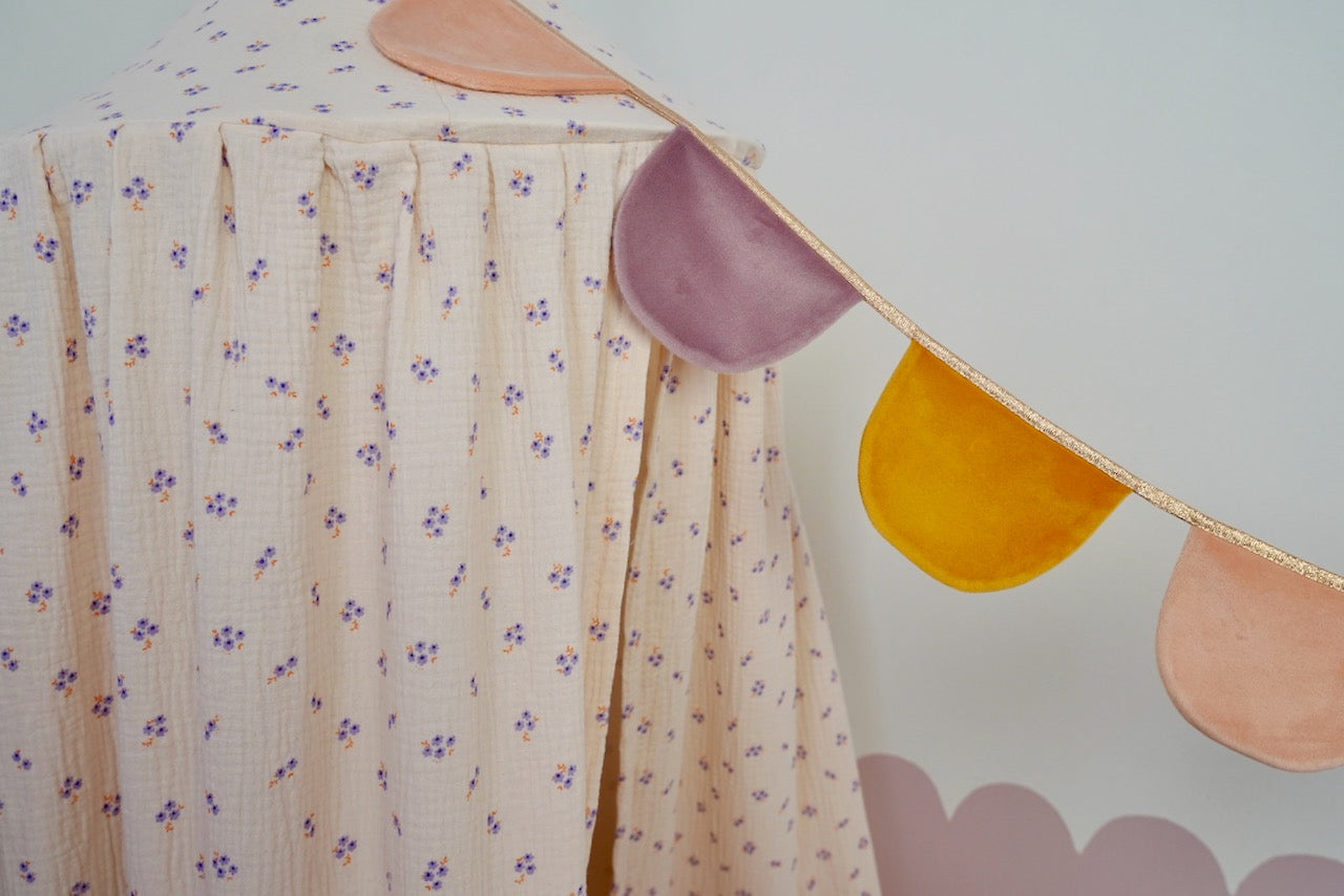 Sänghimmel barn – “Muslin Lila Förgätmigej” i bomullsmuslin (Ø50 × H240 cm) | Moi Mili