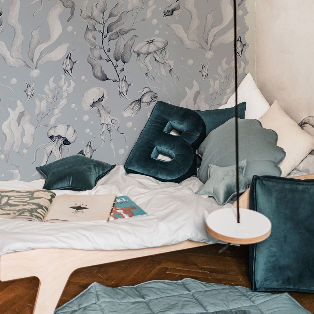 Tapet Barnrum - Magic of the Ocean Creamy Blue BIG | Marin Illustration | Remsa 280×100 cm (Non-woven)