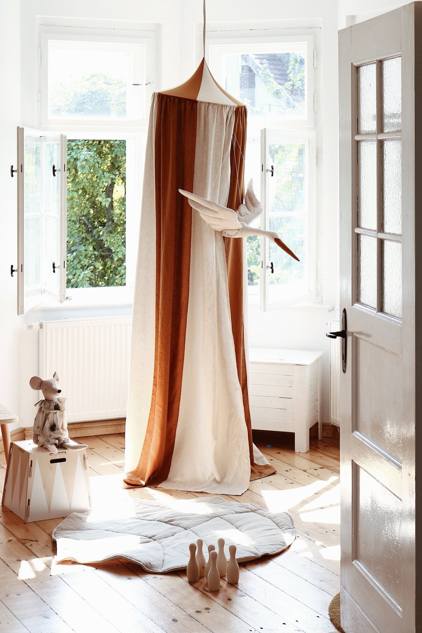 Sänghimmel barn – Karamell Cirkus i bomull & lin (Ø50 × H240 cm) | Moi Mili