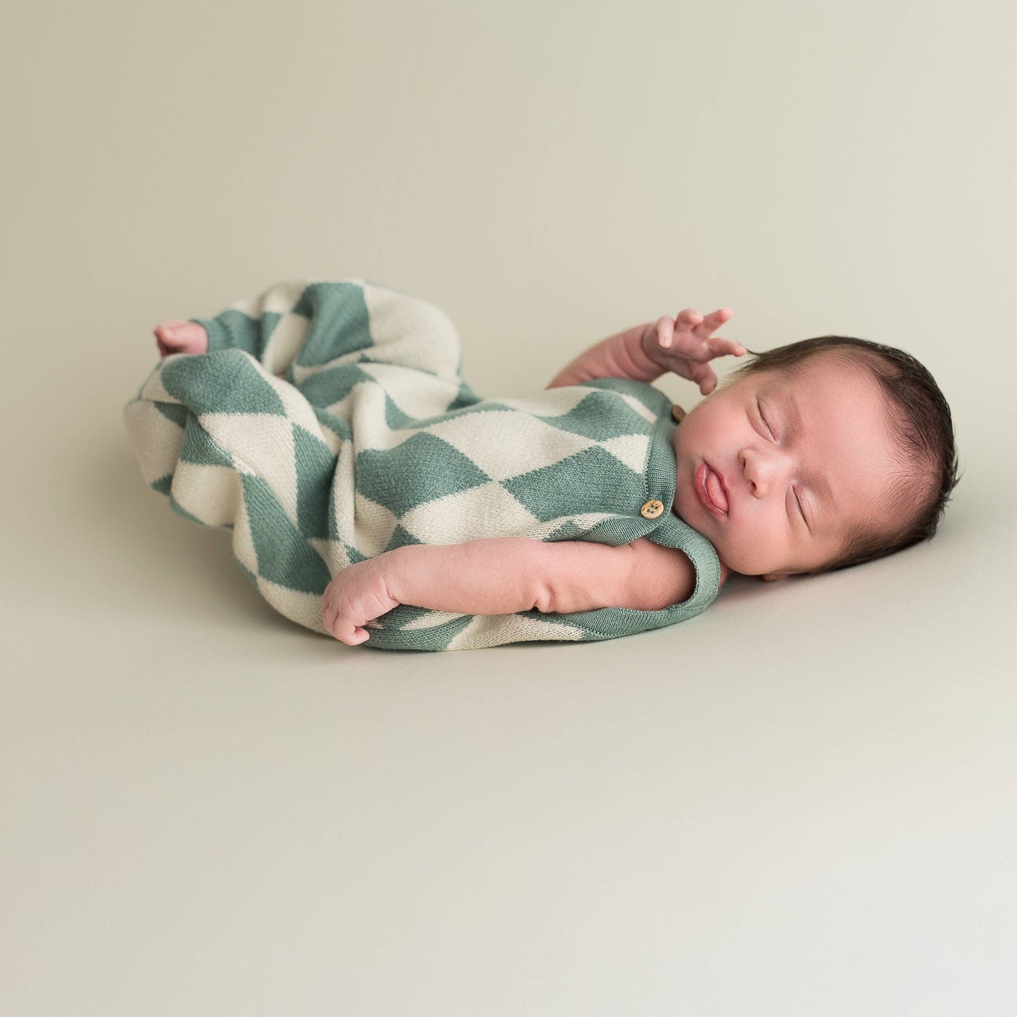 Ekologisk babyromper – micu micu “Diamond” jeans/ecru | Knappad i olivträ, tillverkad i Barcelona