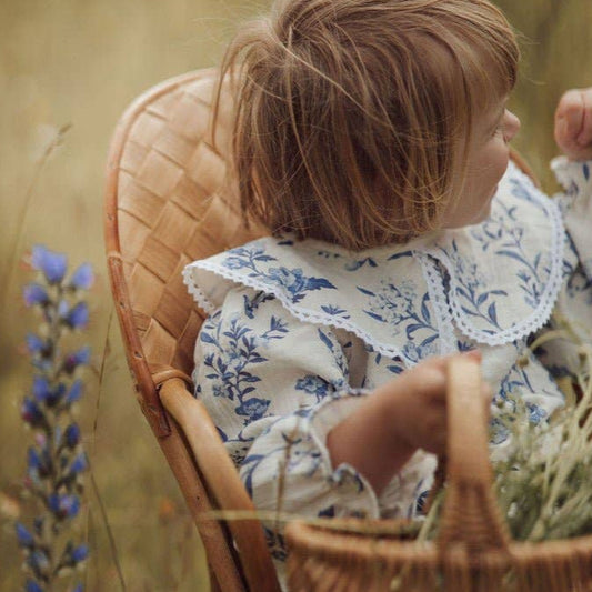 Bloom blus i ekologisk muslinbomull – blåblommigt mönster från Lil’ Paradise Copenhagen