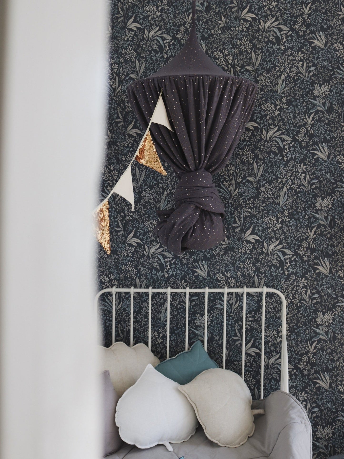 Sänghimmel barn – Antracit & Guld i 100 % bomull (Ø50 × H240 cm) | Moi Mili