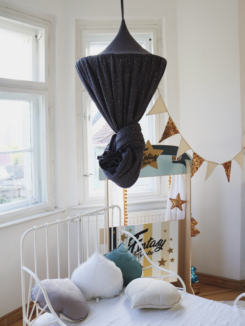 Sänghimmel barn – Antracit & Guld i 100 % bomull (Ø50 × H240 cm) | Moi Mili
