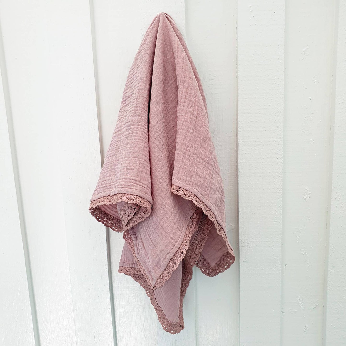 Ekologisk babyfilt i krinklad muslin med spets – Pale Mauve från Summerville Organic